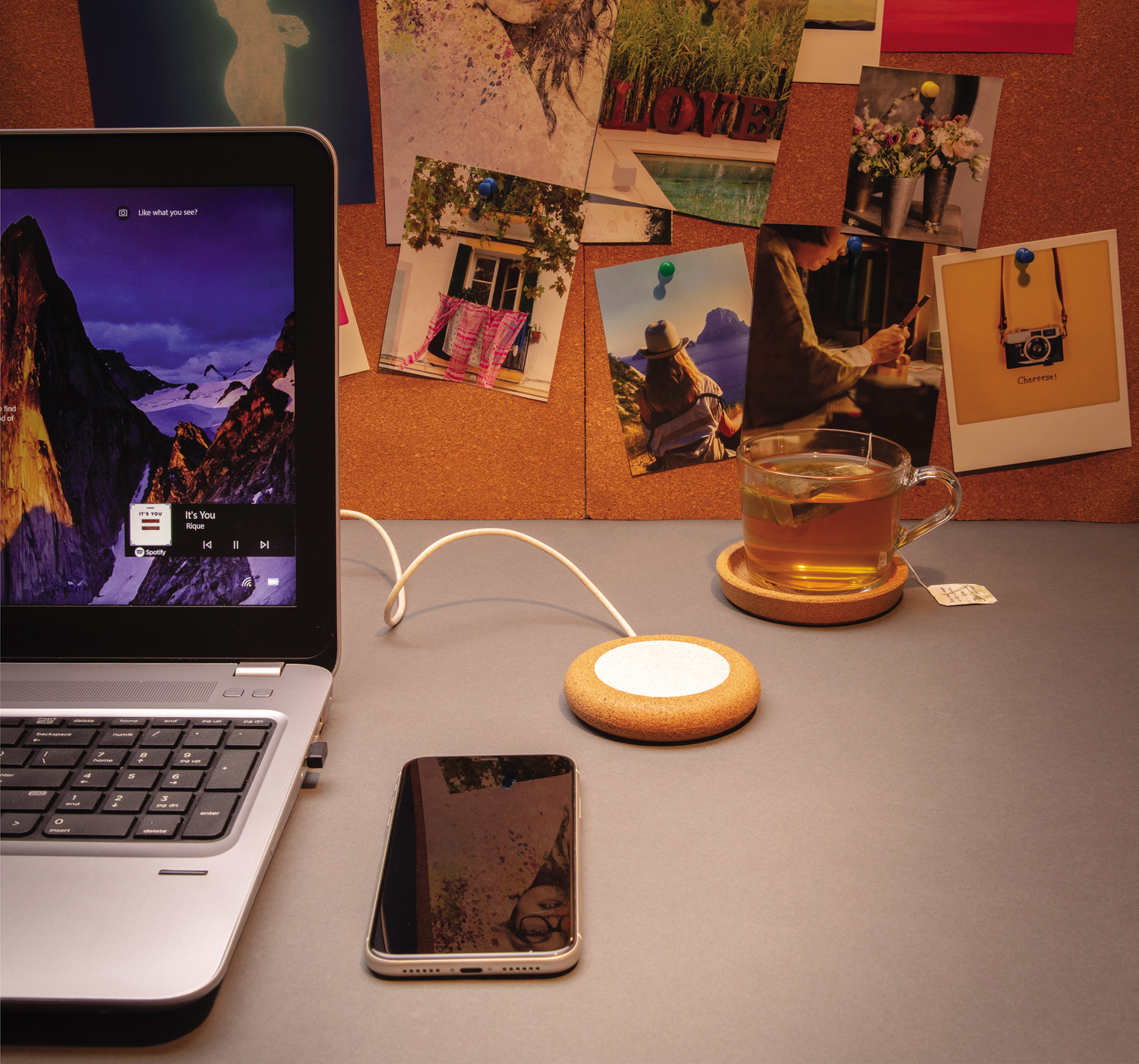 Док-станция из пробки и пшеничной соломы с функцией беспроводной зарядки, 5 Вт Док-станция из пробки и пшеничной соломы с функцией беспроводной зарядки, 5 Вт