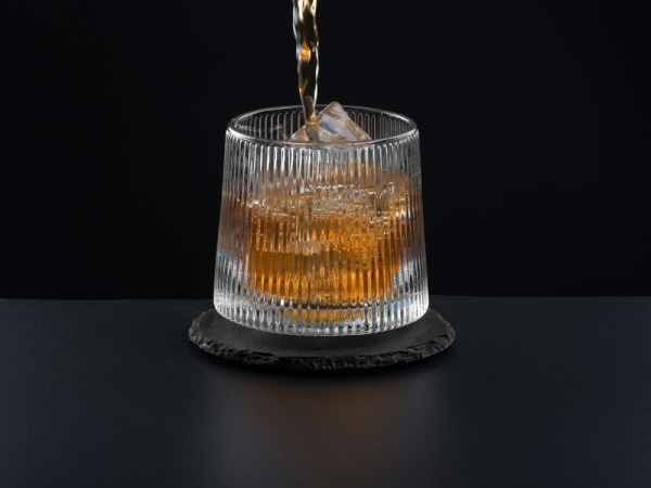 Вращающийся бокал для виски на сланцевом костере Ventura