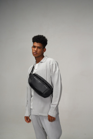 Наплечная сумка KORIN FlipSling 32х16х10 см, черная