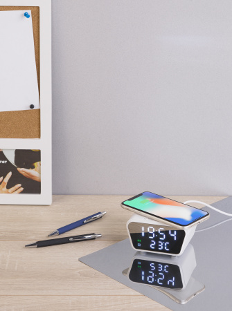 Настольные часы "Smart Clock" с беспроводным (15W) зарядным устройством, будильником и термометром Настольные часы "Smart Clock" с беспроводным (15W) зарядным устройством, будильником и термометром