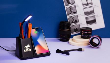 Карандашница "Black Star" с беспроводным (10W) зарядным устройством, вентилятором и лампой, с подсветкой логотипа Карандашница "Black Star" с беспроводным (10W) зарядным устройством, вентилятором и лампой, с подсветкой логотипа