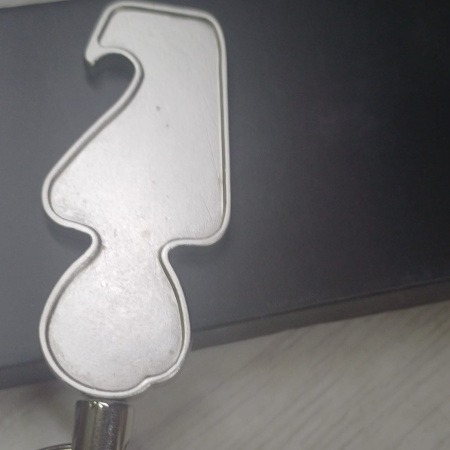 Брелок с функцией открывалки с возможностью изготовления индивидуального дизайна по заказу клиента, серебристый