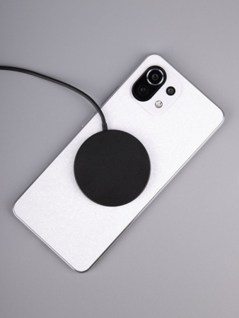 Беспроводное зарядное устройство с магнитами Magmate, черное Беспроводное зарядное устройство с магнитами Magmate, черное