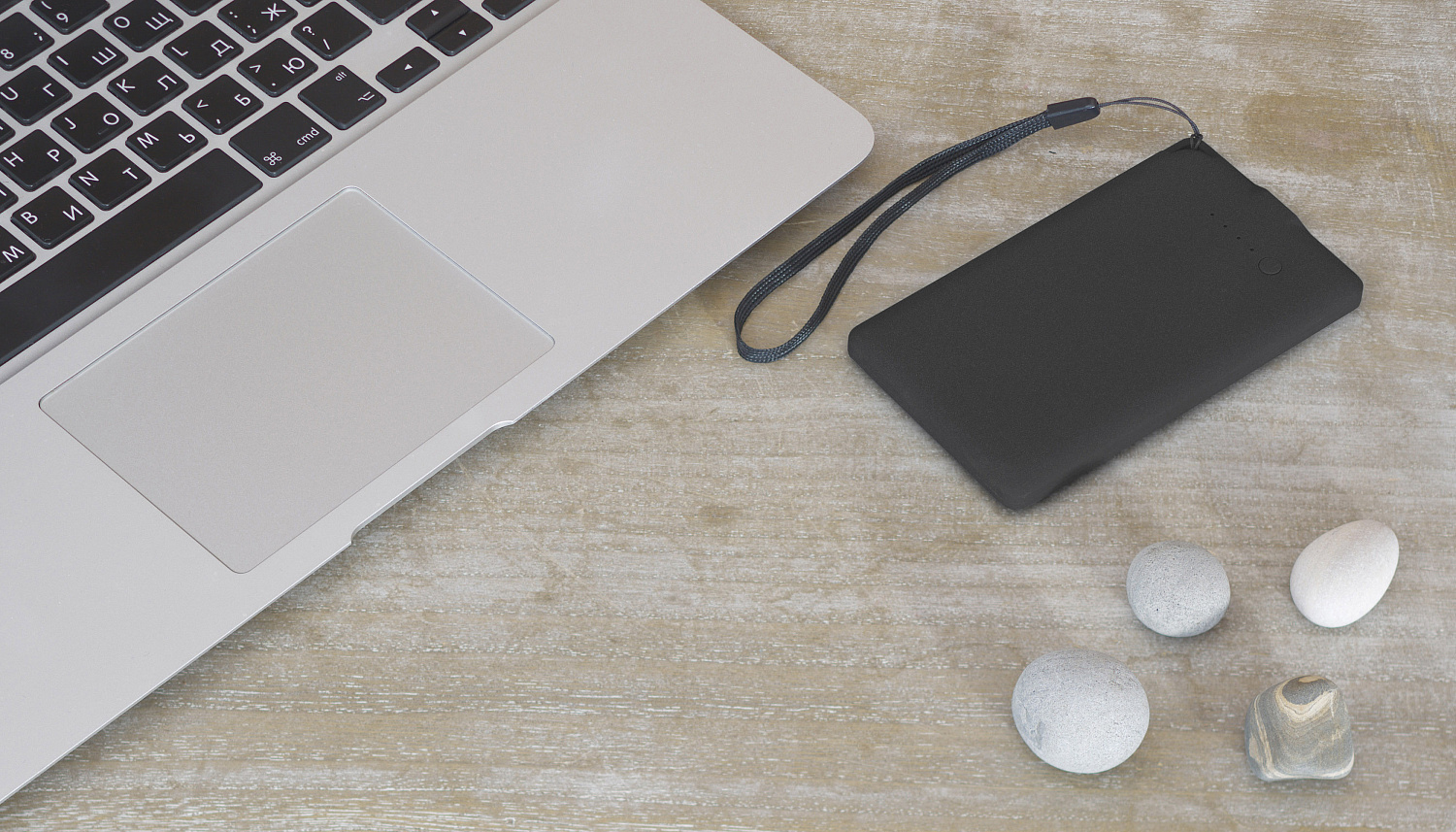 Зарядное устройство "Камень" с покрытием soft grip, 4000 mAh в подарочной коробке Зарядное устройство "Камень" с покрытием soft grip, 4000 mAh в подарочной коробке