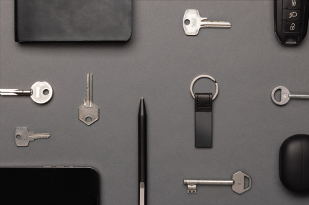 Брелок Luxury из полиуретана и переработанного цинка RCS