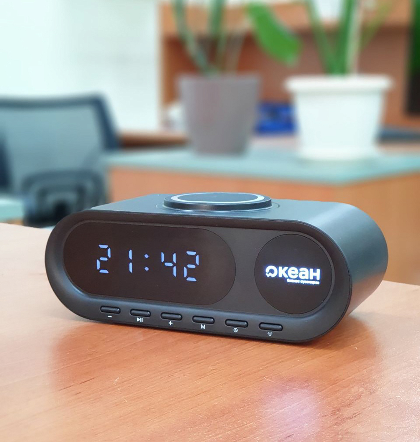 Настольные часы "Smart Hub" с bluetooth колонкой 5Вт, беспроводной (15W) зарядкой и подсветкой логотипа