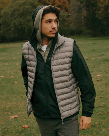 Мужской стеганый жилет Iqoniq Meru из переработанного полиэстера AWARE™, 70 г/м²