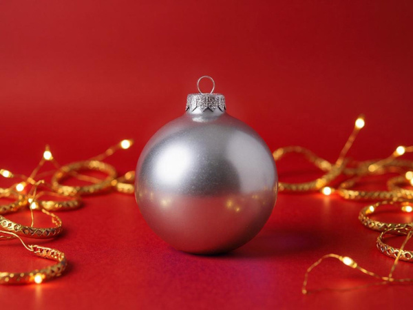 Стеклянный елочный шар Christmas bauble, серебро, металлик, с серебристым колпачком в черной коробке