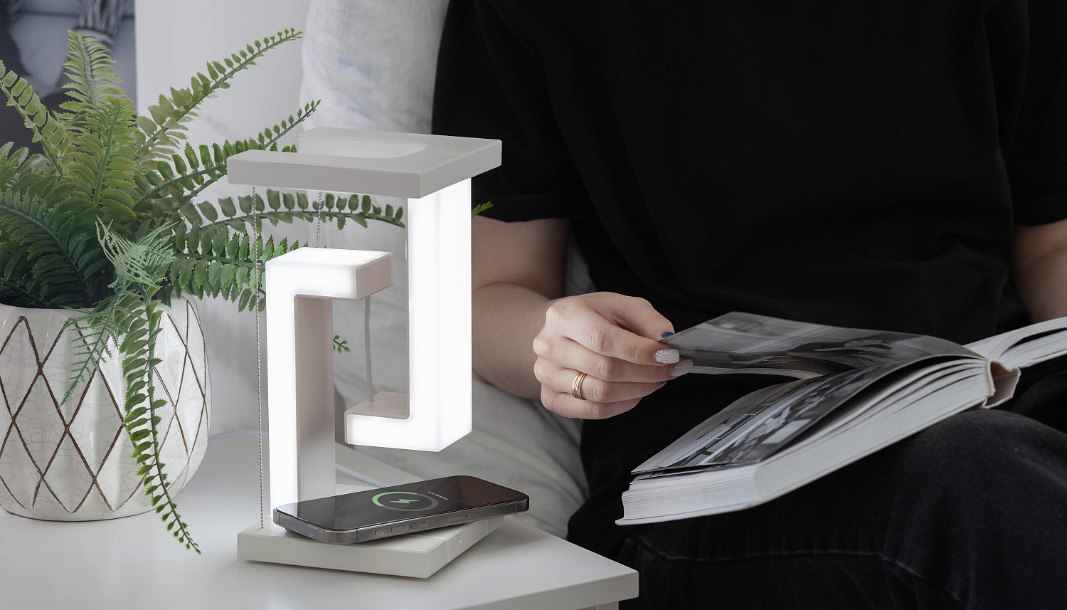 Левитирующая настольная лампа "Twin" с функцией беспроводной зарядки Левитирующая настольная лампа "Twin" с функцией беспроводной зарядки