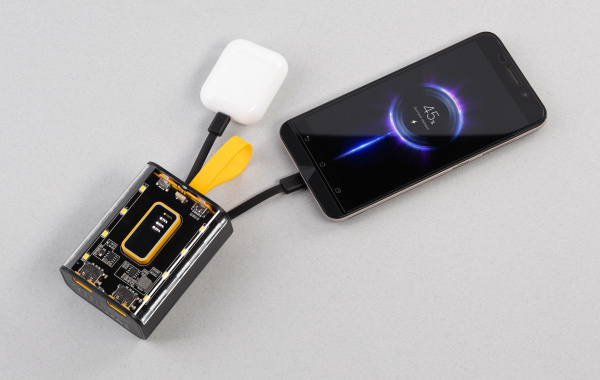 Зарядное устройство "Shine" 9000 mAh с LED-подсветкой, встроенными кабелями Type-C/Lightning/USB Зарядное устройство "Shine" 9000 mAh с LED-подсветкой, встроенными кабелями Type-C/Lightning/USB