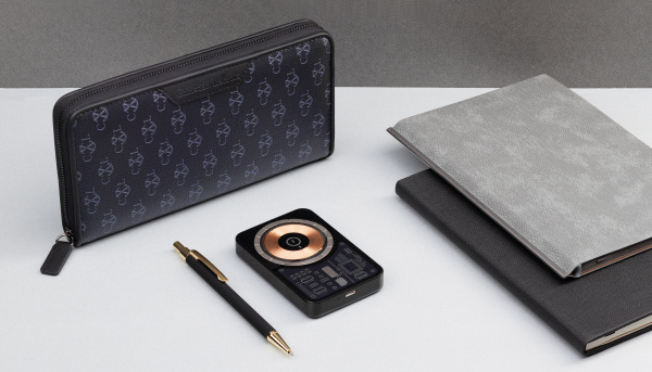 Беспроводное зарядное устройство "Skeleton" 10000 mAh с функцией MagSafe, прозрачный пластик/алюминий Беспроводное зарядное устройство "Skeleton" 10000 mAh с функцией MagSafe, прозрачный пластик/алюминий