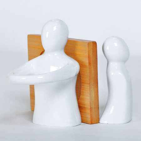 Солонка и перечница  "Объятия" в упаковке, 9х8х9,5см, фарфор, бамбук