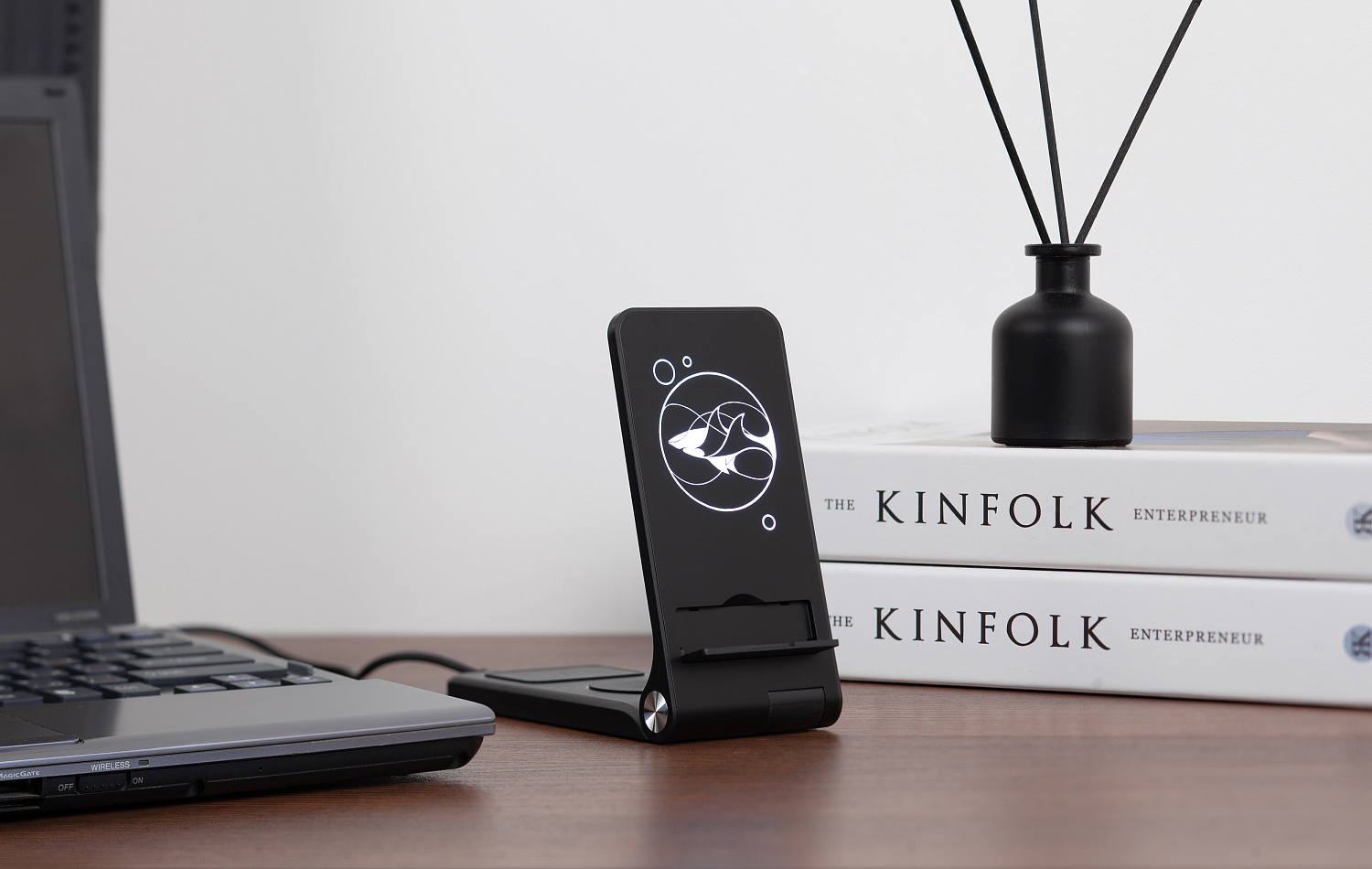 Складная беспроводная (15W) зарядная станция "Clap" с подсветкой логотипа и подставкой для смартфона Складная беспроводная (15W) зарядная станция "Clap" с подсветкой логотипа и подставкой для смартфона