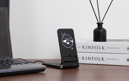 Складная беспроводная (15W) зарядная станция "Clap" с подсветкой логотипа и подставкой для смартфона Складная беспроводная (15W) зарядная станция "Clap" с подсветкой логотипа и подставкой для смартфона