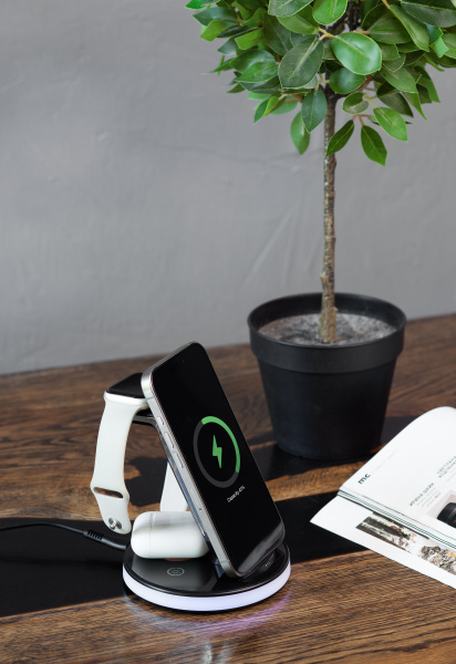 Беспроводная (15W) зарядная станция "Tron" с прозрачным корпусом и подсветкой Беспроводная (15W) зарядная станция "Tron" с прозрачным корпусом и подсветкой