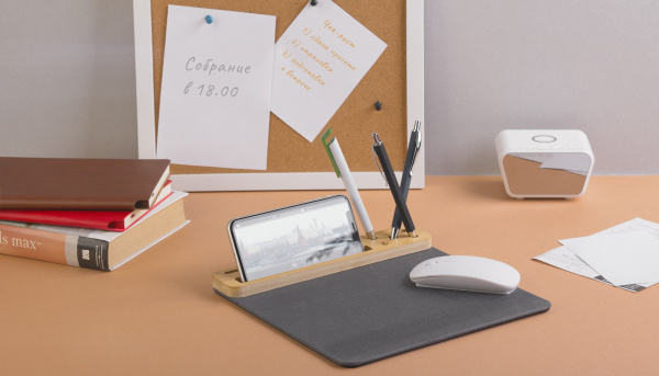 Настольная подставка с беспроводным зарядным устройством, переработанная кожа/бамбук Настольная подставка с беспроводным зарядным устройством, переработанная кожа/бамбук