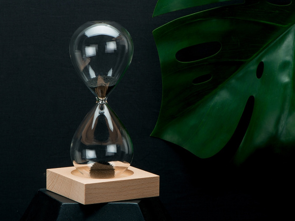 Песочные магнитные часы на деревянной подставке Infinity