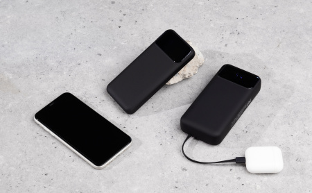 Зарядное (22.5W) устройство "Top Grade SOFTTOUCH" 20000 mAh с подсветкой логотипа, встроенными кабелями и цифровым индикатором заряда Зарядное (22.5W) устройство "Top Grade SOFTTOUCH" 20000 mAh с подсветкой логотипа, встроенными кабелями и цифровым индикатором заряда