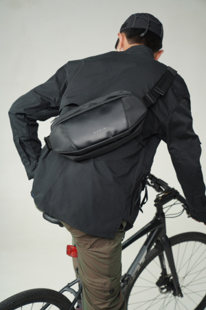 Наплечная сумка KORIN FlipSling 32х16х10 см, черная