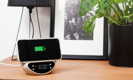 Настольные часы "Smiley" с беспроводным (10W) зарядным устройством и будильником, пшеница/бамбук/пластик Настольные часы "Smiley" с беспроводным (10W) зарядным устройством и будильником, пшеница/бамбук/пластик