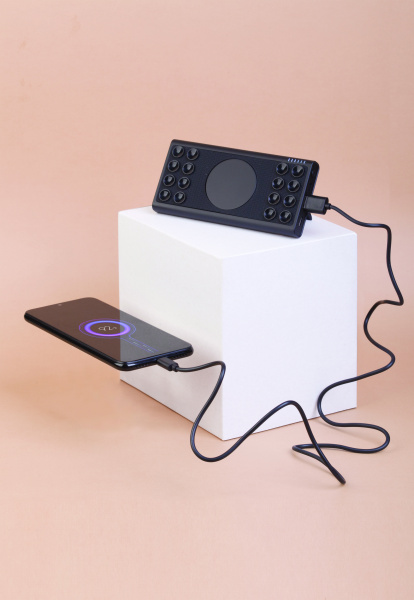 Беспроводное зарядное устройство "Eight SOFTTOUCH", 8000 mAh, с подсветкой логотипа и подставкой Беспроводное зарядное устройство "Eight SOFTTOUCH", 8000 mAh, с подсветкой логотипа и подставкой