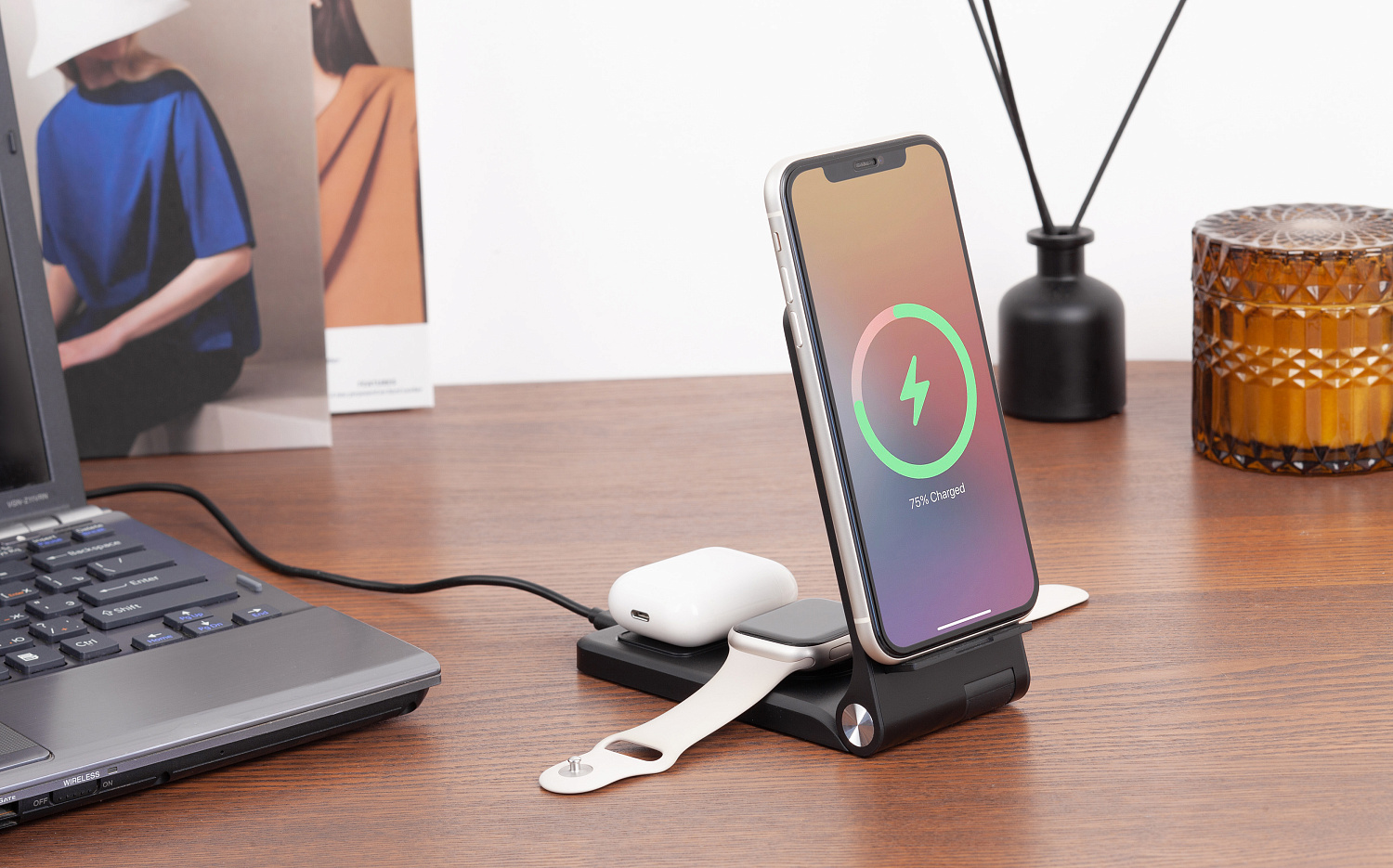 Складная беспроводная (15W) зарядная станция "Clap" с подсветкой логотипа и подставкой для смартфона Складная беспроводная (15W) зарядная станция "Clap" с подсветкой логотипа и подставкой для смартфона