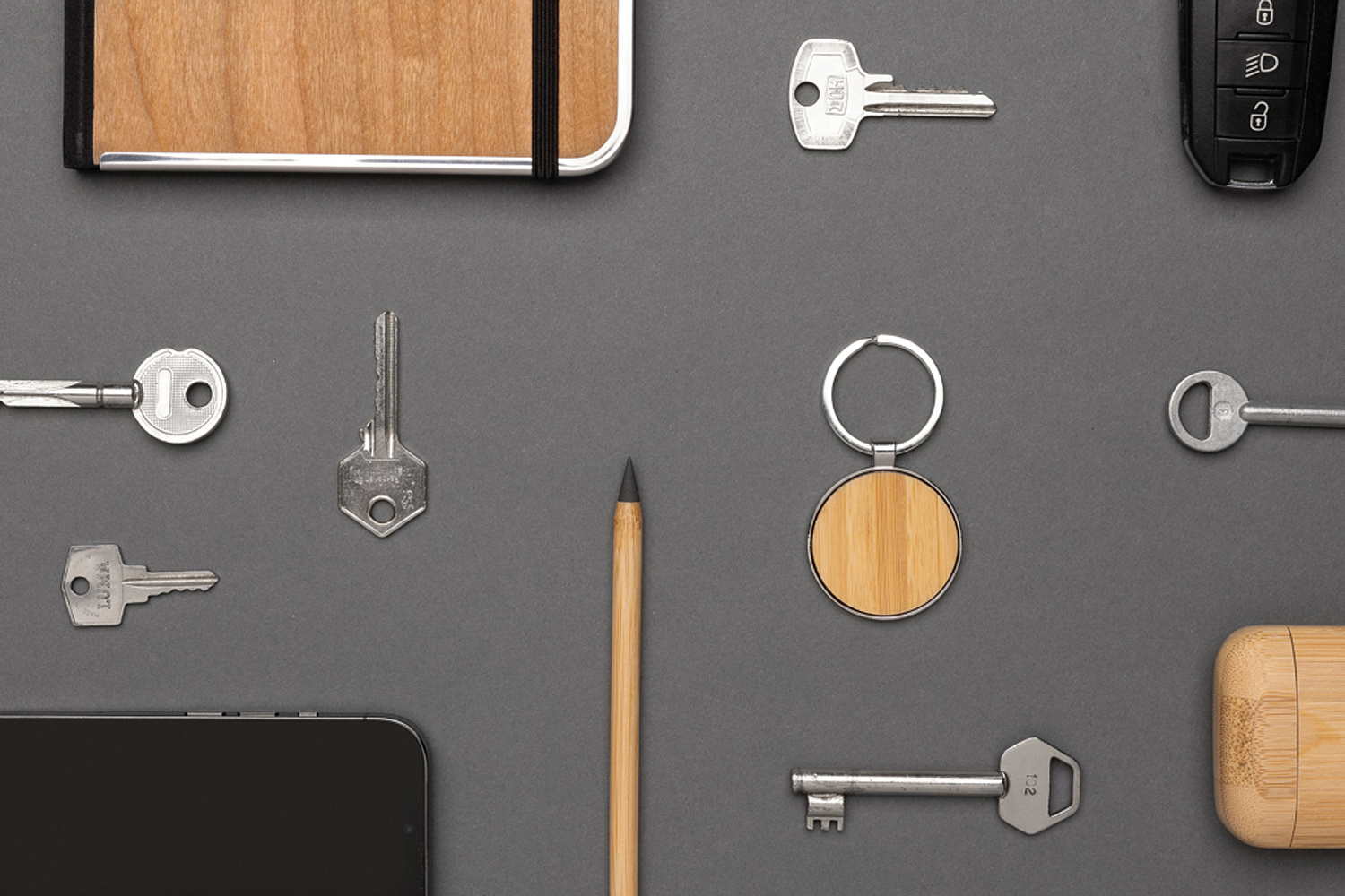 Брелок из переработанного цинка и бамбука с подвеской RCS