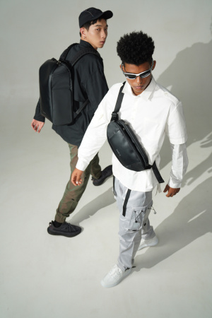 Наплечная сумка KORIN FlipSling 32х16х10 см, черная