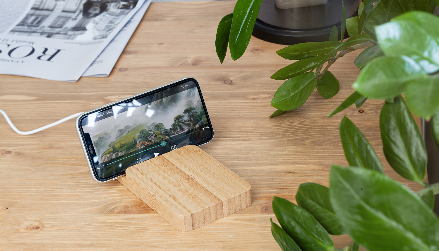 Беспроводное (10W) зарядное устройство "Bamboo Power" 5000 mAh с подставкой под смартфон, бамбук Беспроводное (10W) зарядное устройство "Bamboo Power" 5000 mAh с подставкой под смартфон, бамбук