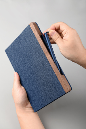 Блокнот "Wood" с ручкой в ореховом магнитном пенале