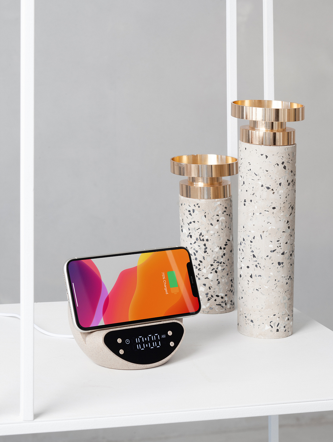 Настольные часы "Smiley" с беспроводным (10W) зарядным устройством и будильником, пшеница/бамбук/пластик Настольные часы "Smiley" с беспроводным (10W) зарядным устройством и будильником, пшеница/бамбук/пластик