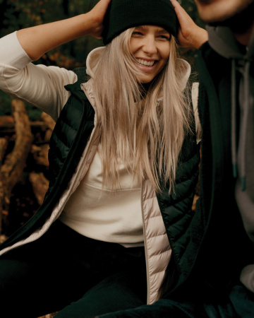 Женский стеганый жилет Iqoniq Meru из переработанного полиэстера AWARE™, 70 г/м²