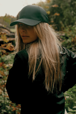 Ветровка Iqoniq Logan из переработанного полиэстера AWARE™, унисекс, 70 г/м²