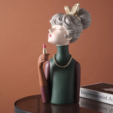 Статуэтка  &quot;Девушка с помадой&quot;