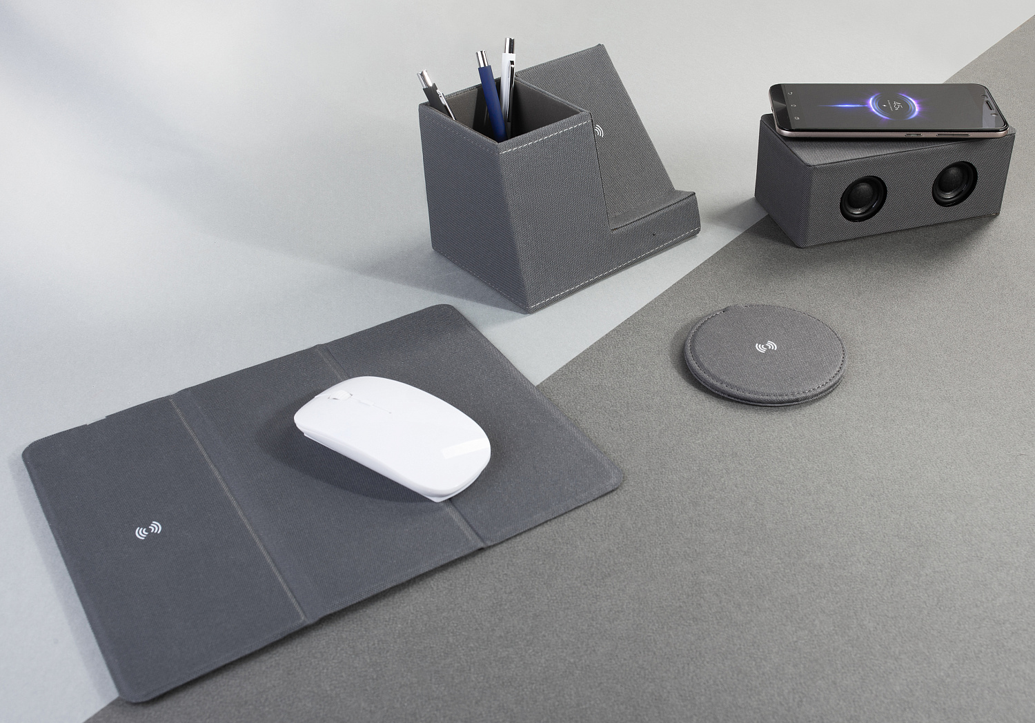 Bluetooth колонка "Cool Gray" с двумя динамиками (2х3Вт) и беспроводным зарядным устройством, переработанный пластик (RPET)