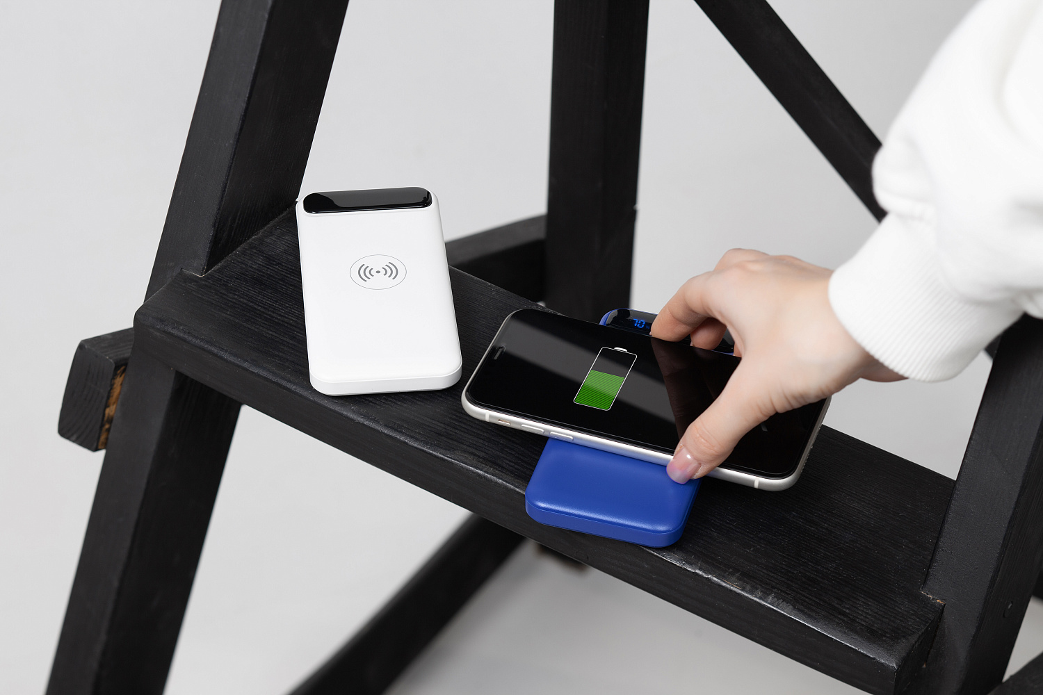 Беспроводное зарядное устройство "Quantum", 10000 mAh с цифровым индикатором заряда Беспроводное зарядное устройство "Quantum", 10000 mAh с цифровым индикатором заряда