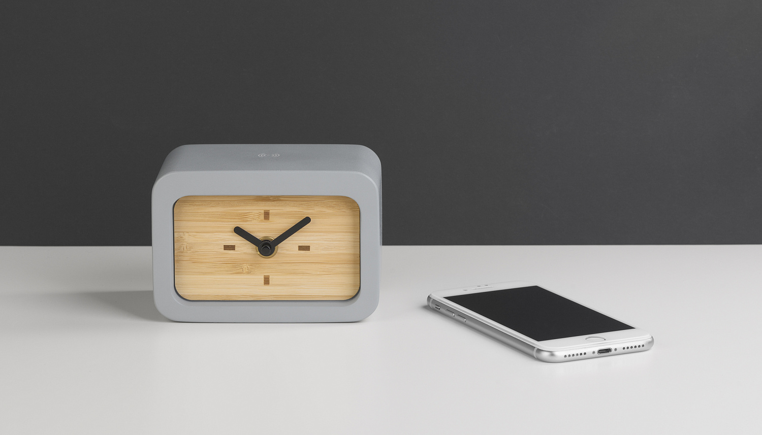 Часы "Stonehenge" с беспроводным зарядным устройством, камень/бамбук Часы "Stonehenge" с беспроводным зарядным устройством, камень/бамбук