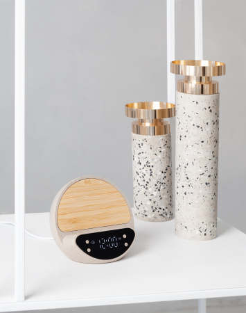 Настольные часы "Smiley" с беспроводным (10W) зарядным устройством и будильником, пшеница/бамбук/пластик Настольные часы "Smiley" с беспроводным (10W) зарядным устройством и будильником, пшеница/бамбук/пластик